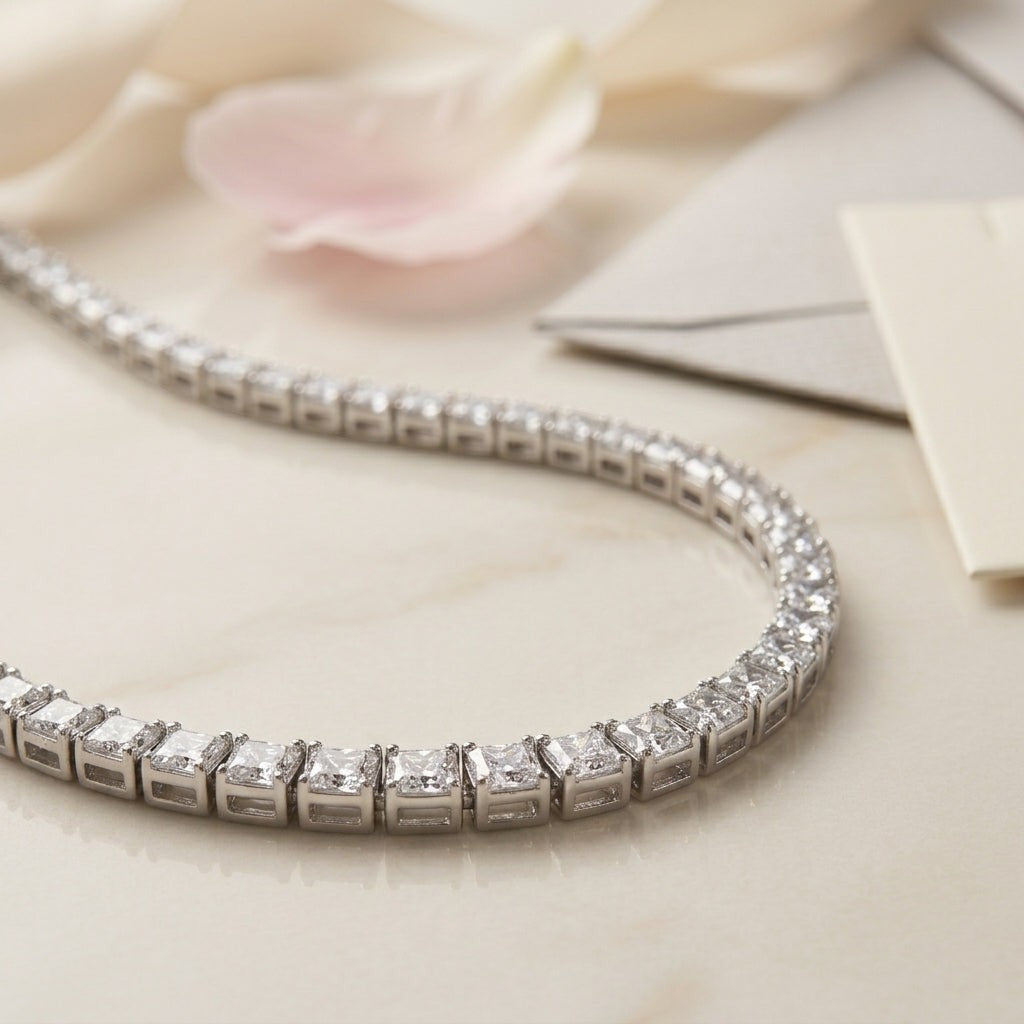 Aramat Jewels zilverkleurige stalen tennisarmband of ketting met fonkelende vierkante zirkonia stenen op marmer
