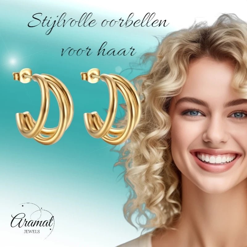 Glimlachende vrouw draagt goudkleurige triple halve oorringen van Aramat Jewels in roestvrij staal.