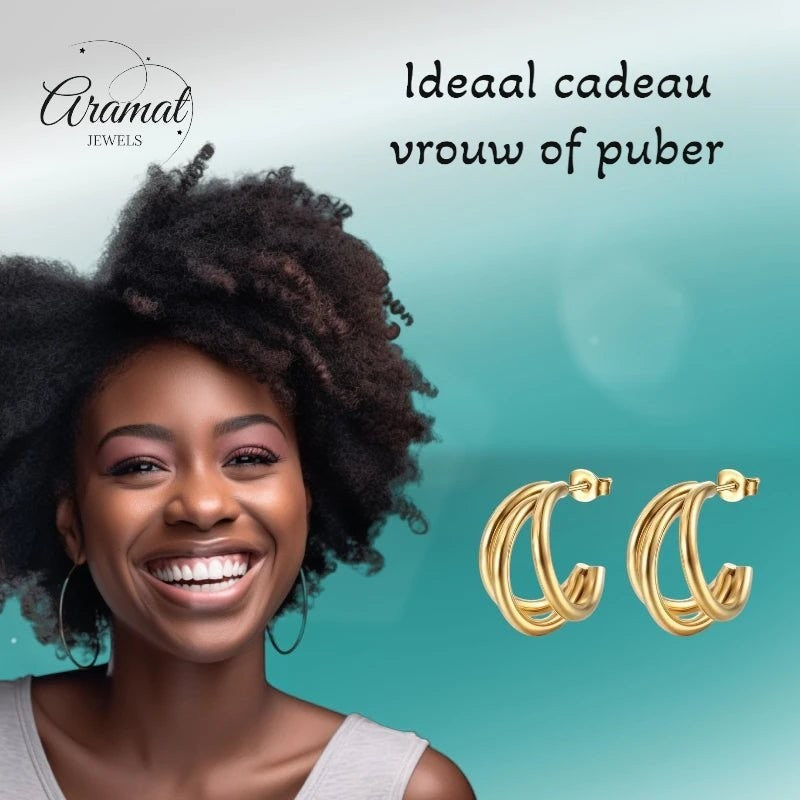 Lachende vrouw met Aramat Jewels triple halve goudkleurige RVS oorringen, 25mm, trendy cadeau voor dames en tieners.