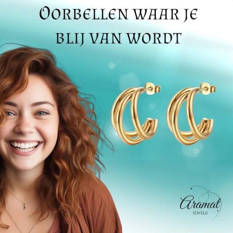 Aramat Jewels goudkleurige triple halve oorringen van RVS met vlindersluiting, gedragen door een lachende vrouw.