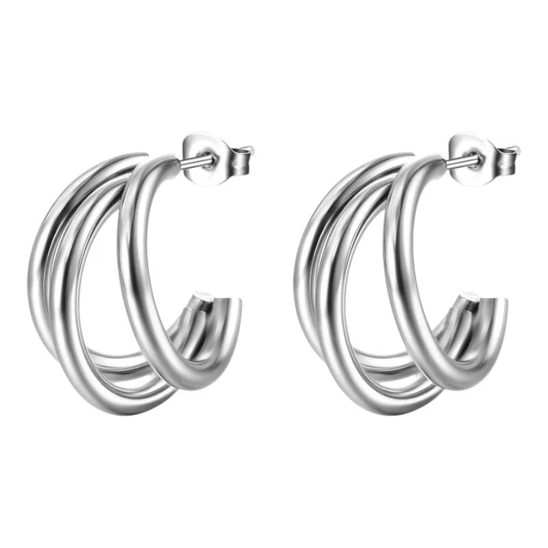 Aramat Jewels zilverkleurige triple halve oorringen van roestvrij staal met een stijlvol ontwerp van drie lijnen.