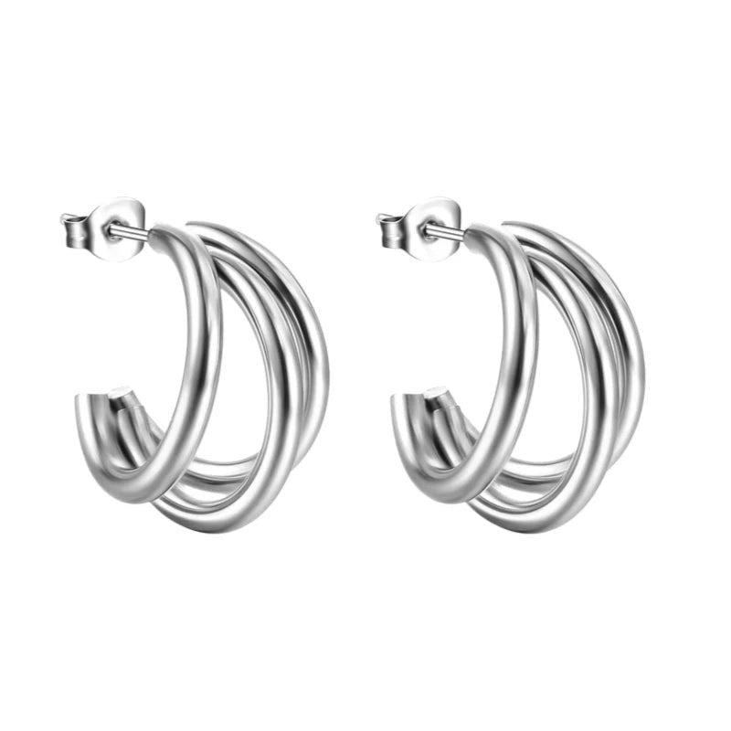 Aramat Jewels zilverkleurige triple halve oorringen van roestvrij staal met een stijlvol ontwerp van drie lijnen.