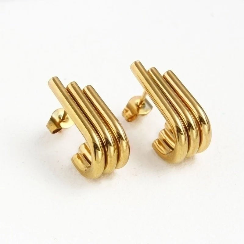 Aramat Jewels goudkleurige triple oorstekers met drie staafjes in een halve hoepel design van roestvrij staal.