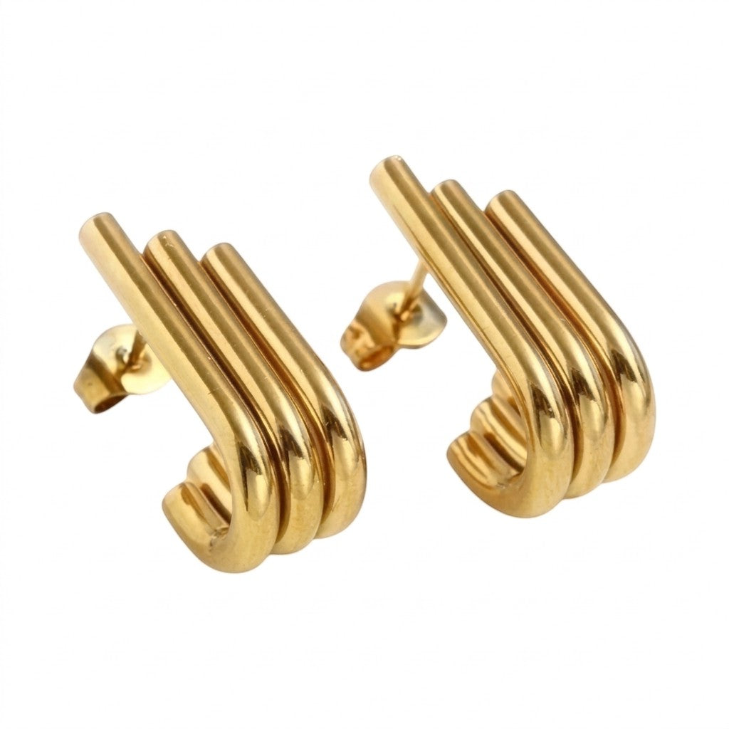 Aramat Jewels goudkleurige triple oorstekers in halve hoepel design met drie staafjes van roestvrij staal.