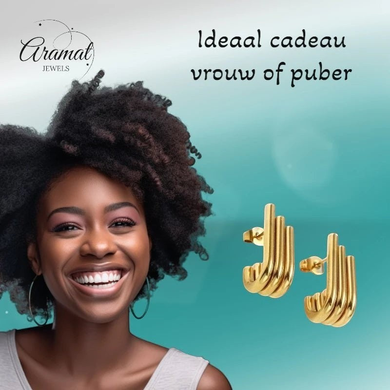 Lachende vrouw draagt Aramat Jewels triple oorstekers met goudkleurige halve hoepel design van roestvrij staal.