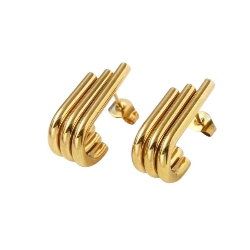 Aramat Jewels goudkleurige triple oorstekers in halve hoepel design met drie staafjes van roestvrij staal.