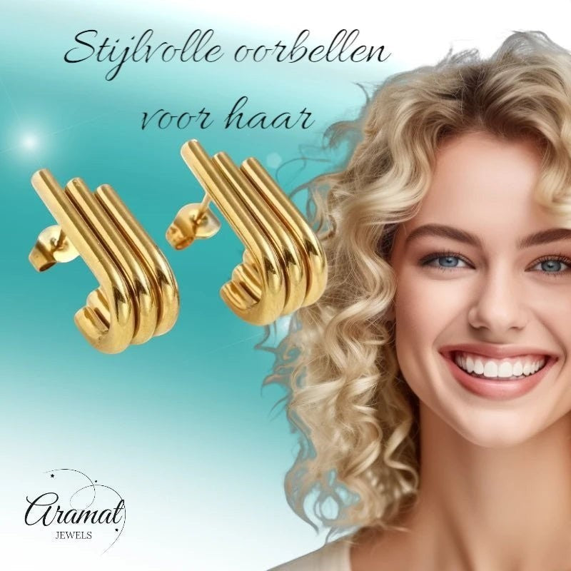 Aramat Jewels triple oorstekers met goudkleurige halve hoepel design van RVS naast een lachende vrouw met blond haar.
