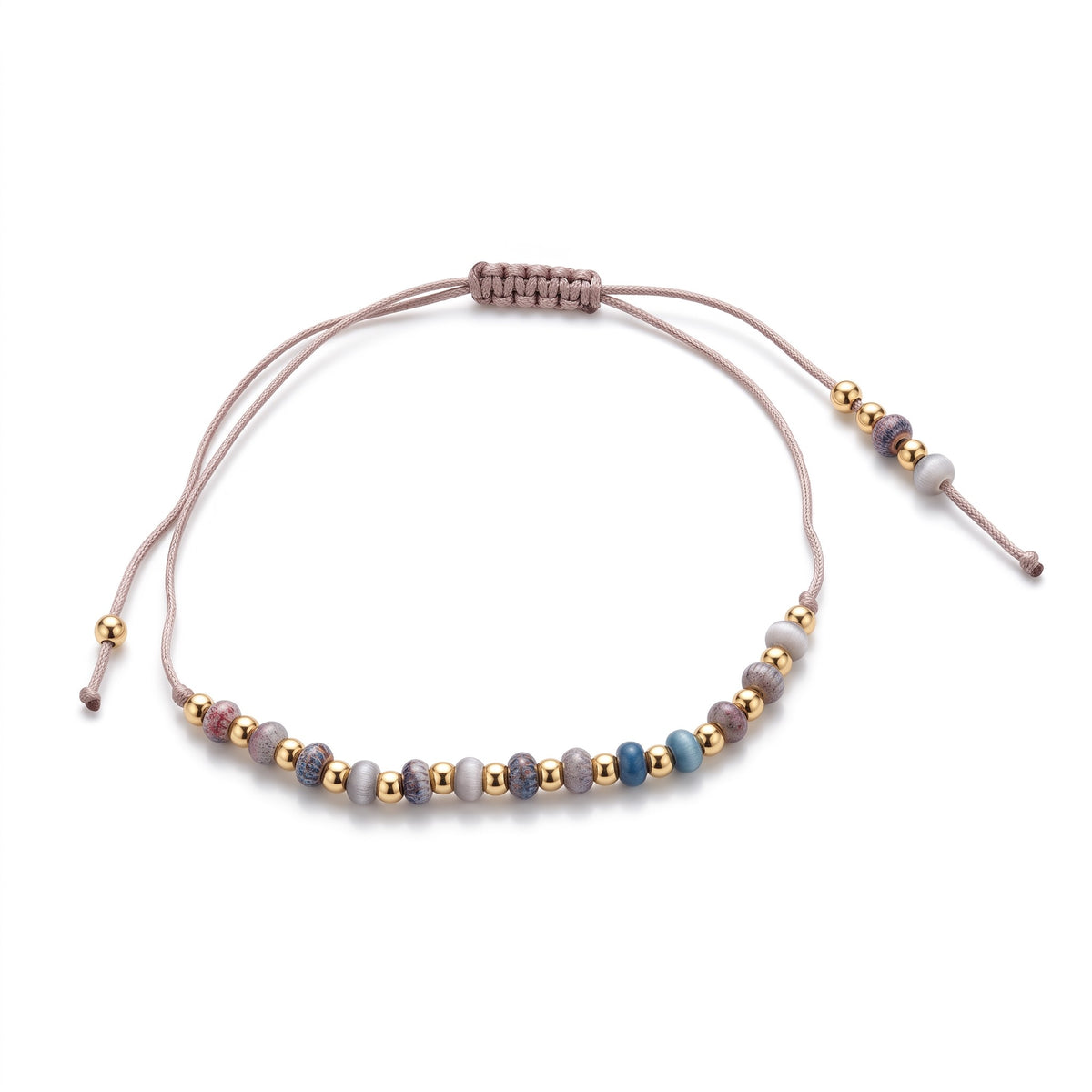 Aramat Jewels verstelbaar enkelbandje met cats eye kralen en goudkleurige accenten op een beige touwtje.
