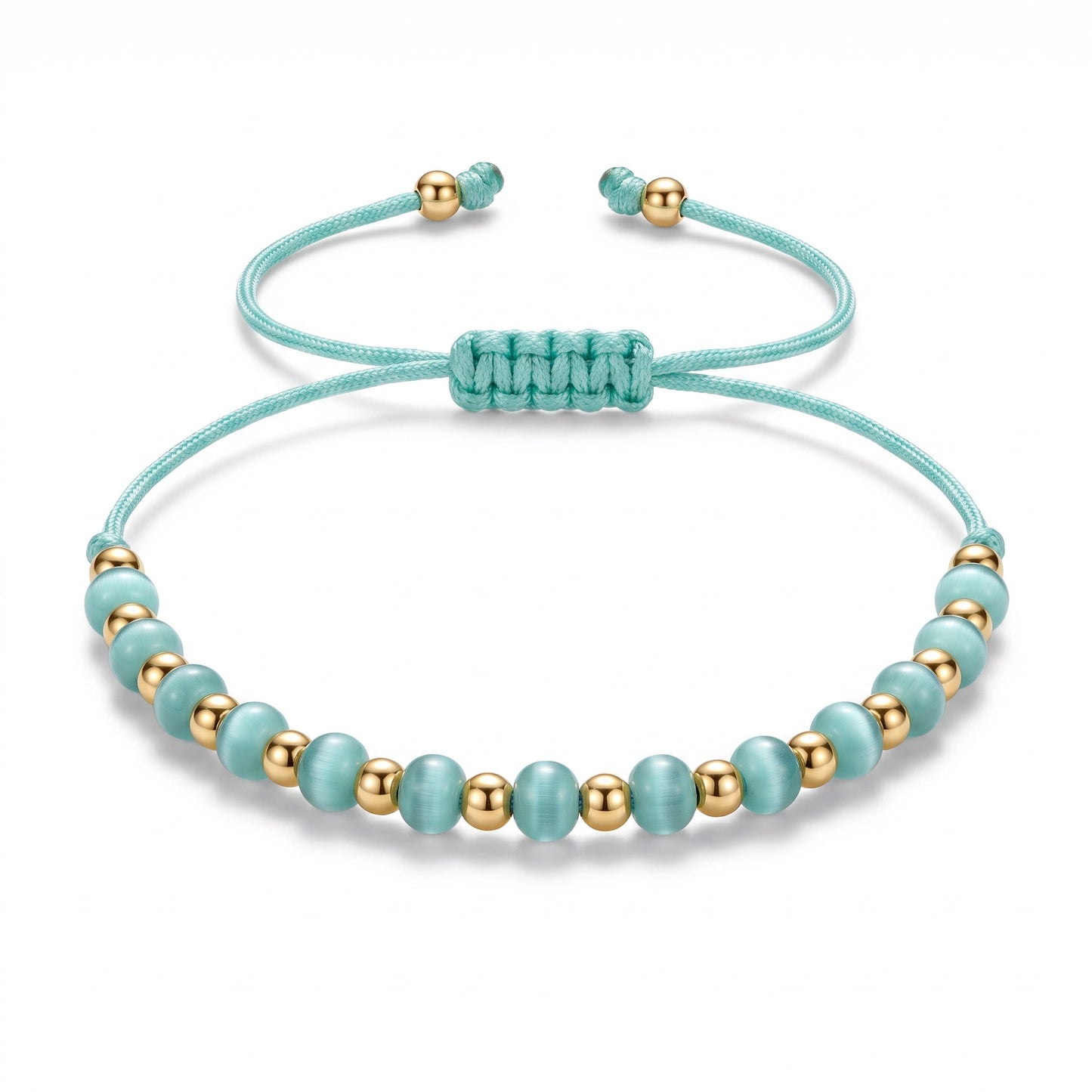 Aramat Jewels verstelbaar enkelbandje met lichtblauwe cats eye kralen en gouden accenten op een turquoise touwtje.