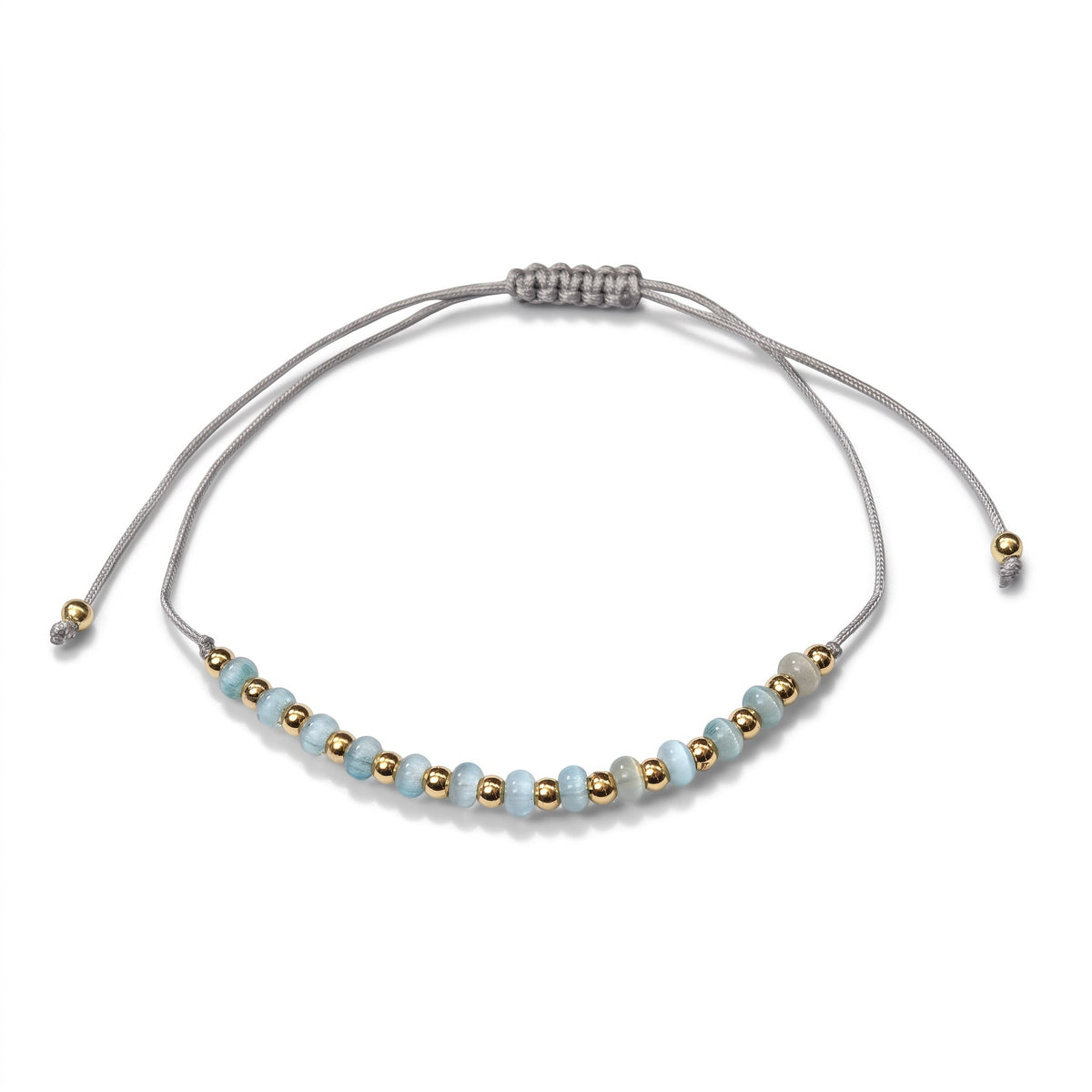 Aramat Jewels verstelbaar enkelbandje met lichtblauwe cats eye kralen en goudkleurige accenten op een grijs touwtje.