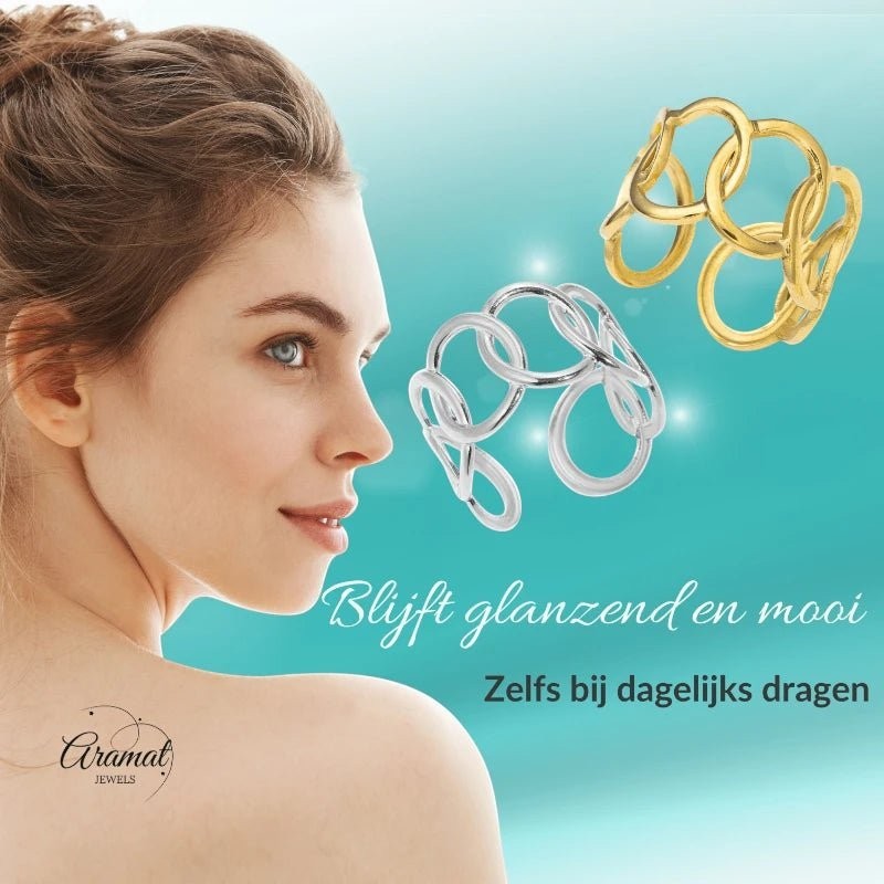 Aramat Jewels verstelbare RVS ringen met ovale schakels in goud en zilver, gedragen door een vrouw.