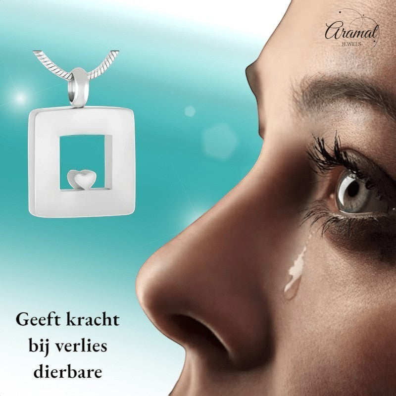 Aramat Jewels zilverkleurige vierkante ashanger met hartje, 26x19mm, van roestvrij staal.