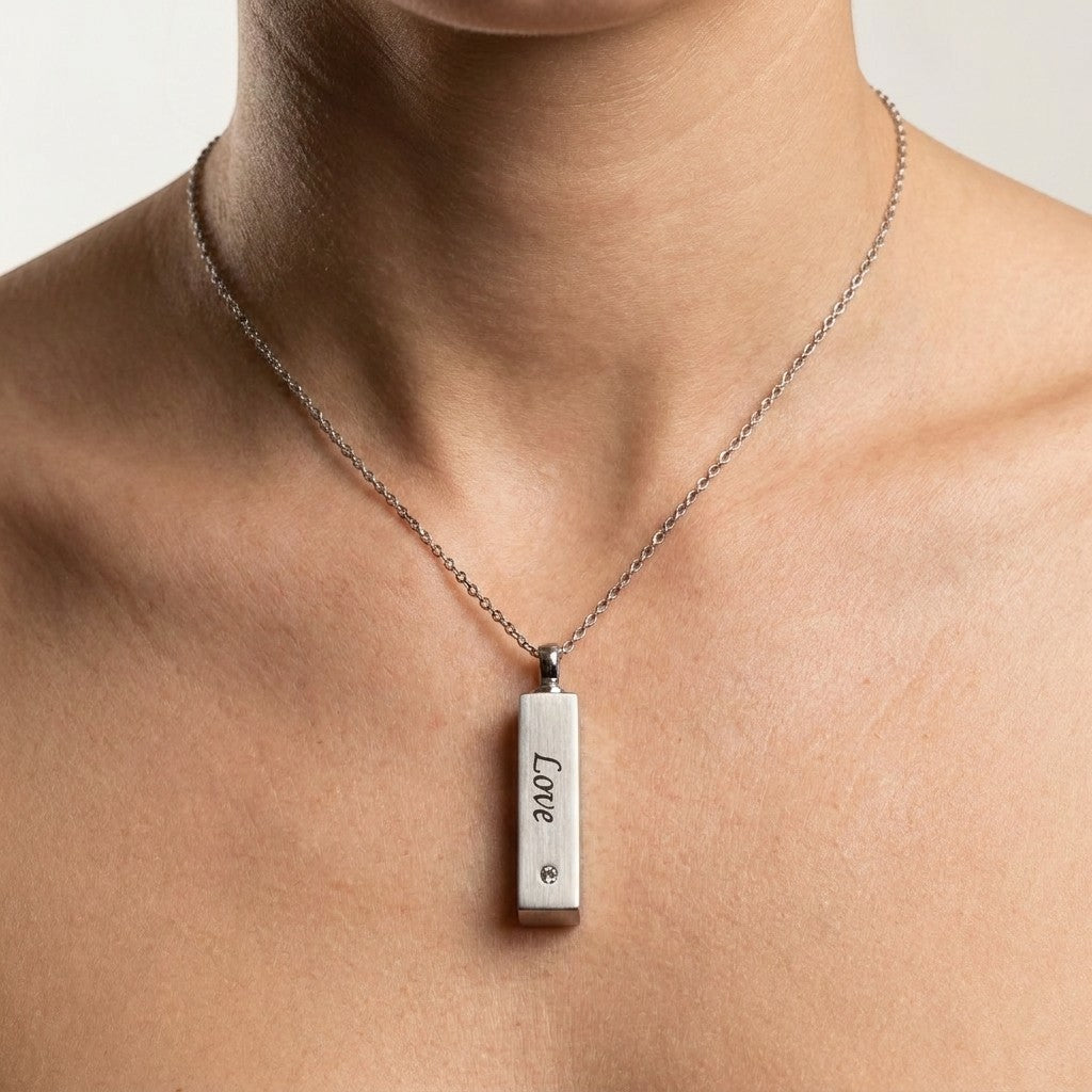 Aramat Jewels vierkante buis ashanger van 40x8mm RVS met 'Love' gravure en zirkonia. Zilverkleurig, waterbestendig gedenksieraad.