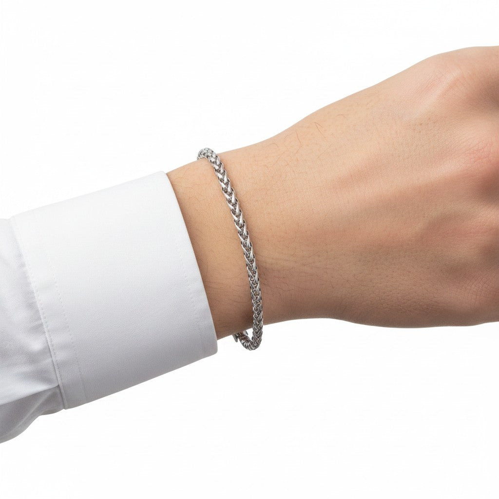 Aramat Jewels zilverkleurige vossenstaart armband van roestvrij staal gedragen om een pols met wit overhemd