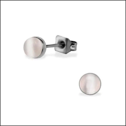 Aramat Jewels witte kattenoog oorstekers van roestvrij staal met een zilverkleurige zetting en vlindersluiting