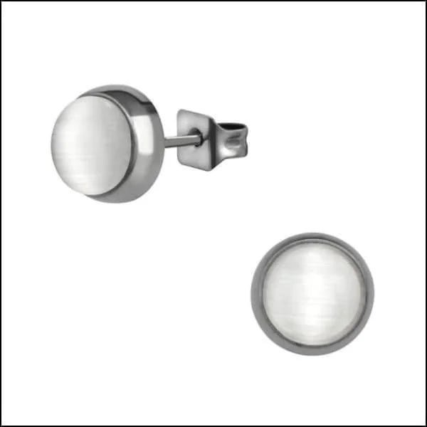 Aramat Jewels witte kattenoog oorstekers van roestvrij staal met zilverkleurige zetting en vlindersluiting