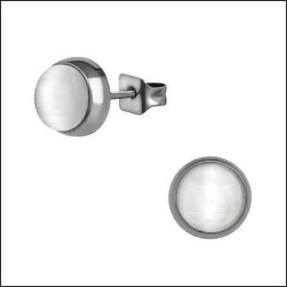 Aramat Jewels witte kattenoog oorstekers van roestvrij staal met zilverkleurige zetting en vlindersluiting