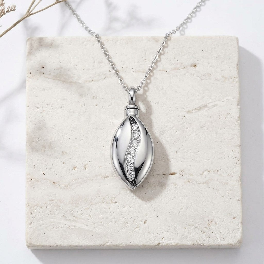 Aramat Jewels ovale ashanger van zilverkleurig roestvrij staal met zirkonia steentjes. 30x20mm.