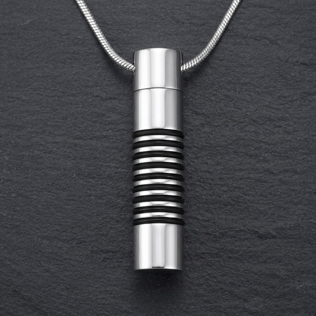 Aramat Jewels zilverkleurige stalen buis ashanger voor mannen met zwarte ringen. Discreet rouwsieraad.