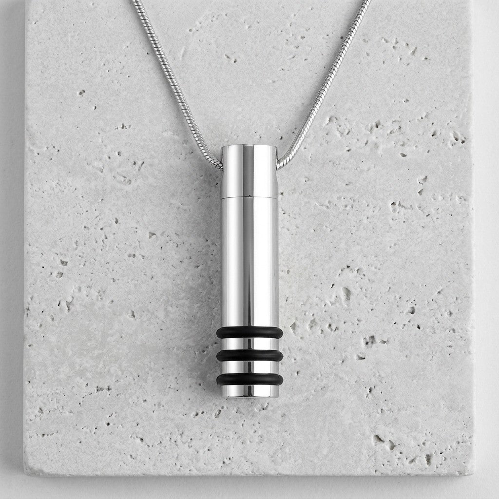 Aramat Jewels® zilverkleurige stalen cilinder ashanger met zwarte strepen en rubberen ringen. 38x10mm.