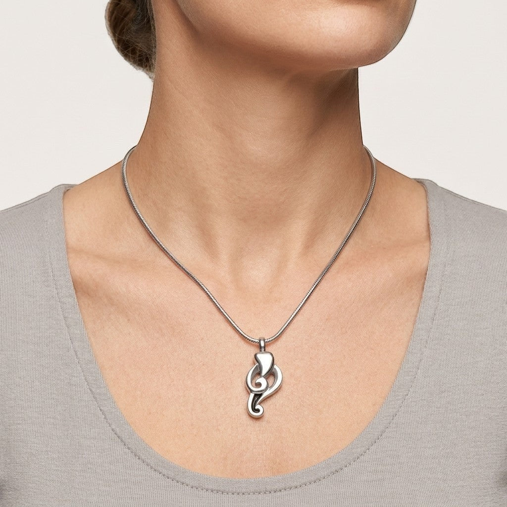 Aramat Jewels zilverkleurige fantasie ashanger van 316L edelstaal aan een slangenketting.