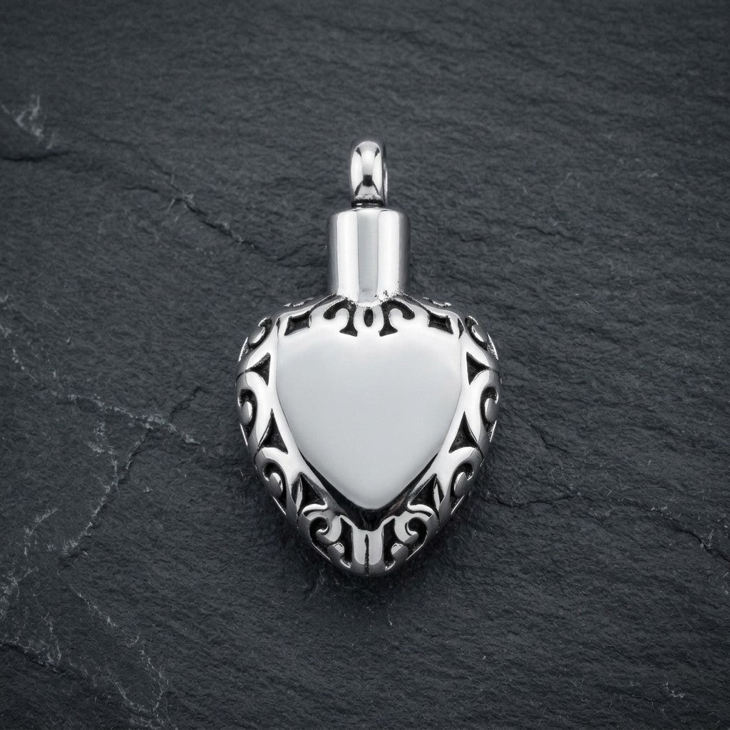 Aramat Jewels zilverkleurige hartvormige ashanger met sierlijke rand, gemaakt van roestvrij staal.