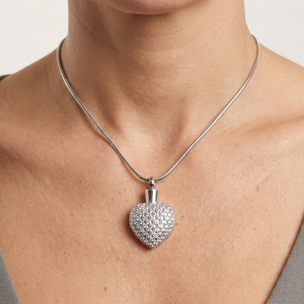 Aramat Jewels zilverkleurige stalen hart ashanger met zirkonia steentjes, gedragen aan een slangenketting.