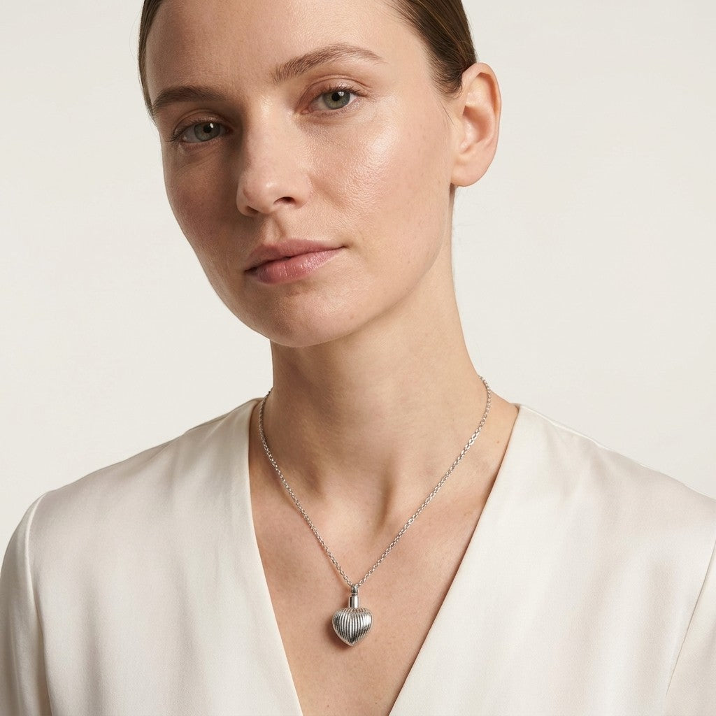 Aramat Jewels zilverkleurige hartjes ashanger van 3cm met strepenpatroon, gemaakt van roestvrij staal.