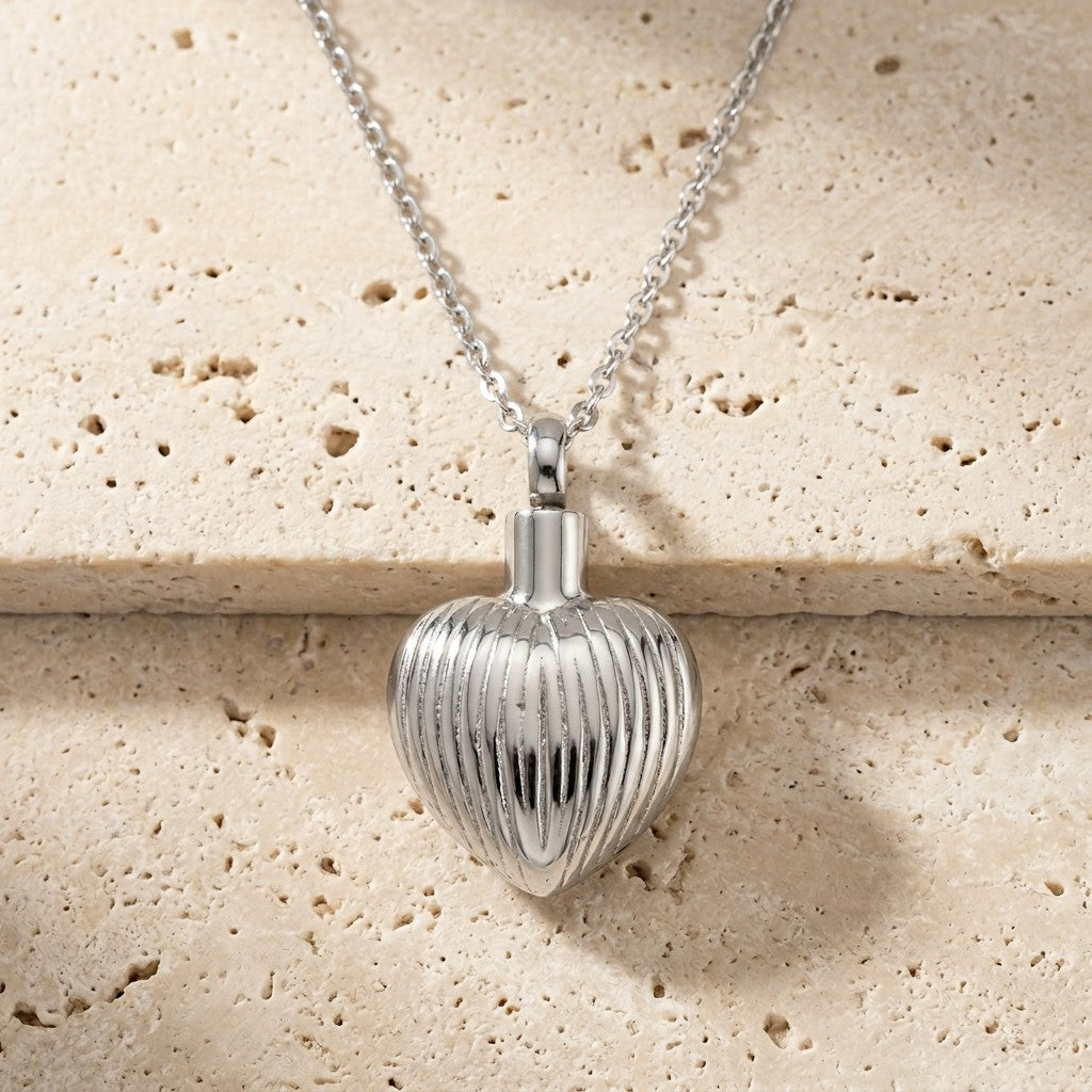 Aramat Jewels zilverkleurige hartjes ashanger van 3cm met strepenpatroon, gemaakt van roestvrij staal.