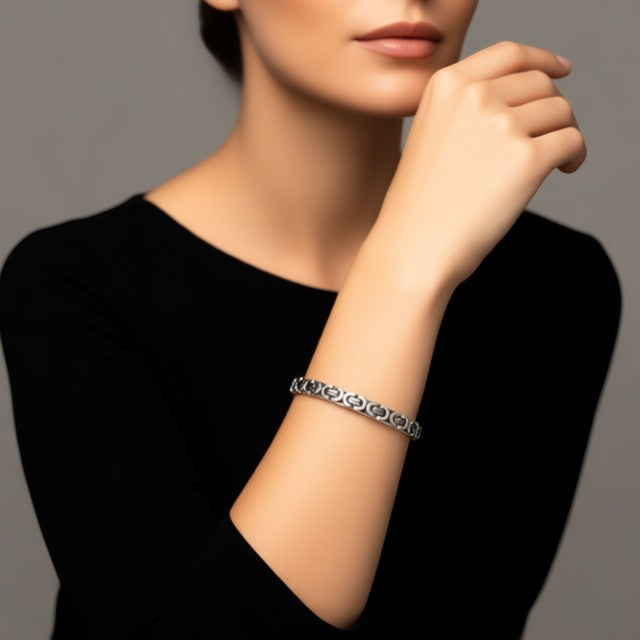 Aramat Jewels zilverkleurige stalen koningsschakelarmband van 11mm breed om de pols van een model.
