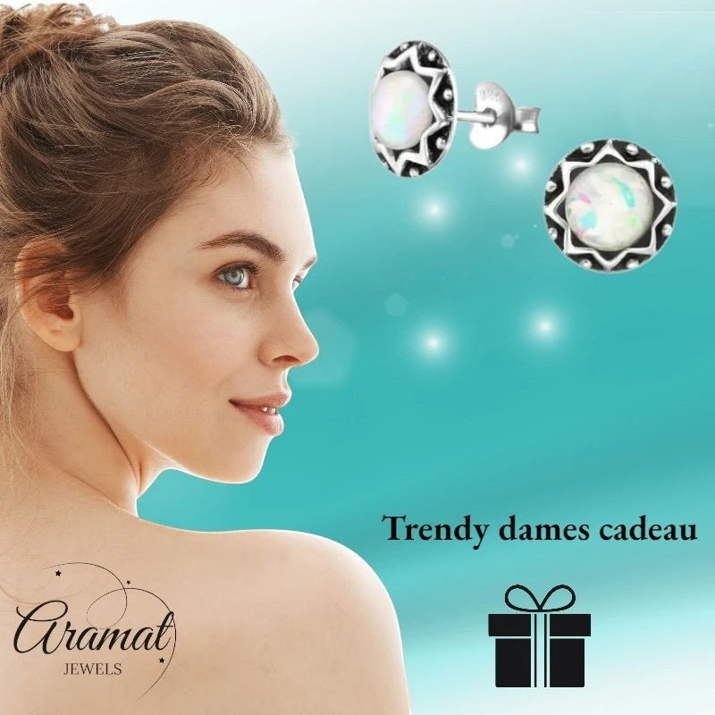 Aramat Jewels zilveren oorstekers met witte opaal, 9mm rond, etnisch Bali design, geoxideerd