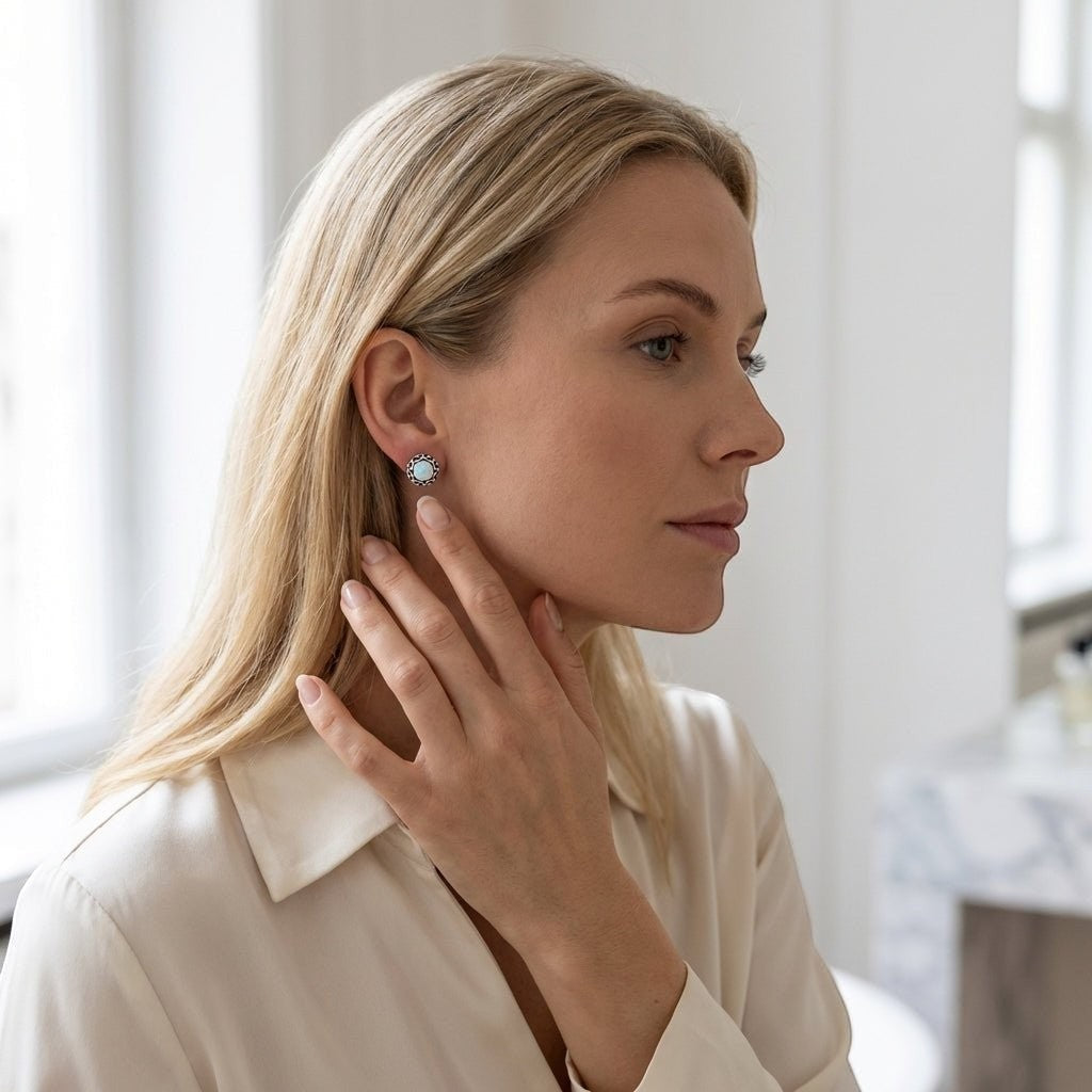 Aramat Jewels Sterling Zilver Bali Oorstekers met witte opaal, 9mm rond, geoxideerd