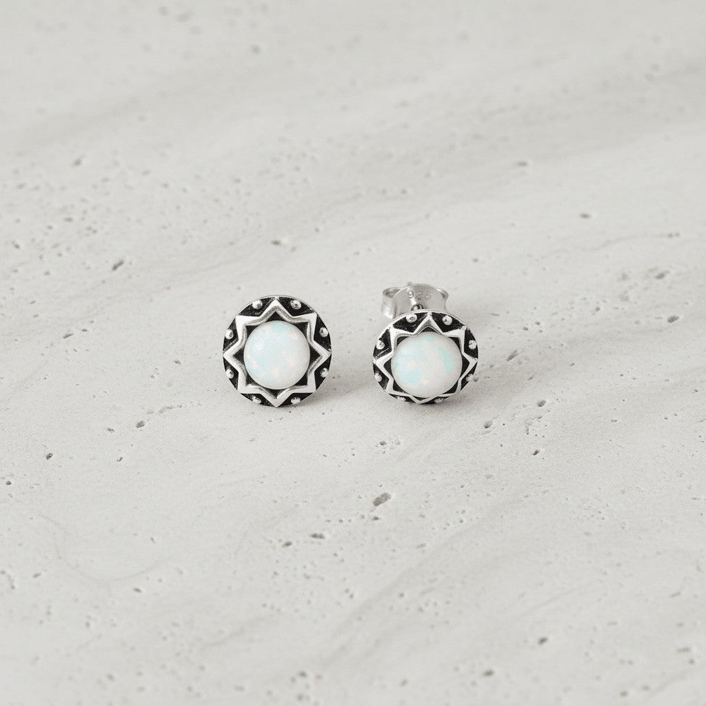 Aramat Jewels Sterling Zilver Bali Oorstekers met witte opaal, 9mm rond, geoxideerd, etnisch design.