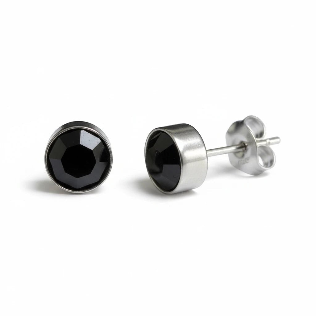 Aramat Jewels zilverkleurige oorstekers met 8mm zwart kristal, gemaakt van roestvrij staal.
