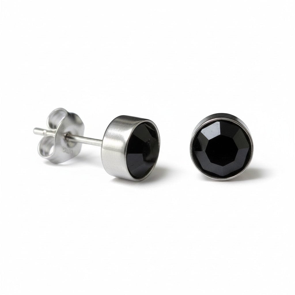 Aramat Jewels zilverkleurige oorstekers met 8mm zwart kristal, gemaakt van roestvrij staal.