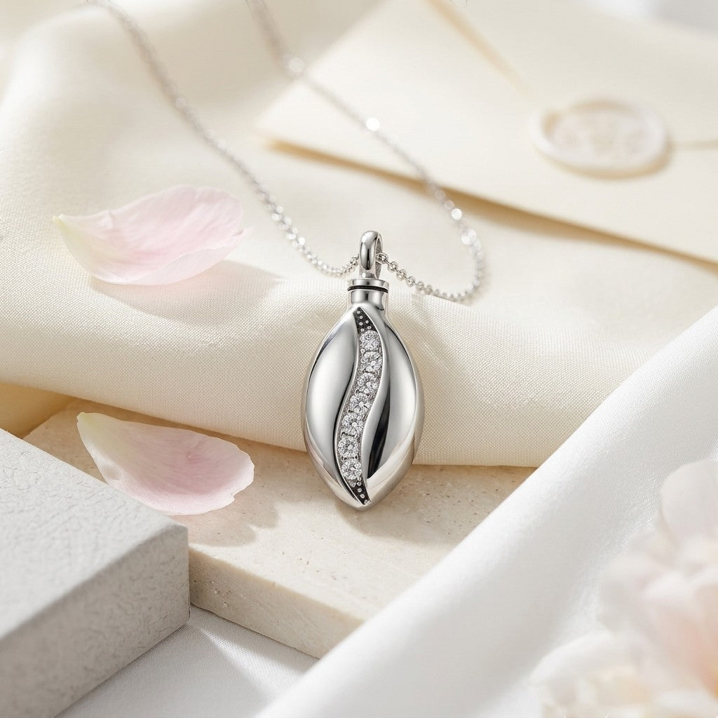 Aramat Jewels zilverkleurige ovale ashanger van 30x20mm met zirkonia steentjes en schroefsluiting.