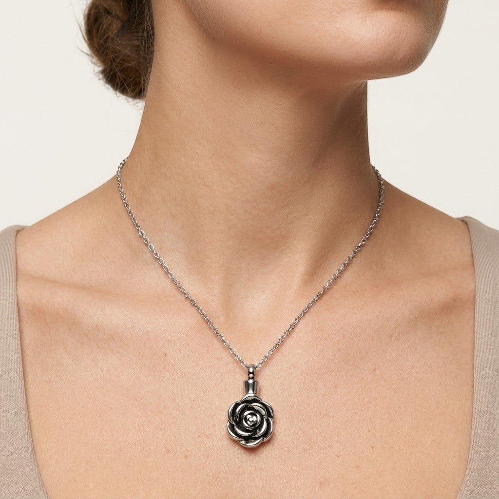 Aramat Jewels zilverkleurige roos ashanger van RVS, een symbolisch rouwsieraad met schroefsluiting.