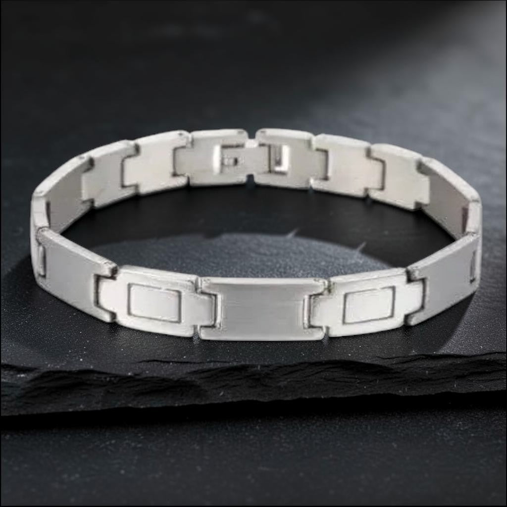 Aramat Jewels zilverkleurige edelstalen armband met rechthoekige schakels en subtiele steentjes op een donkere ondergrond