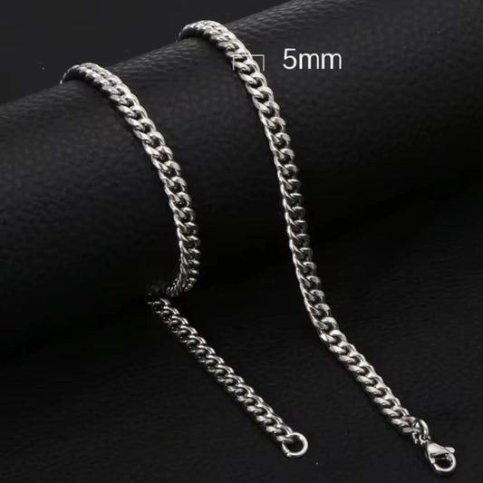 Aramat Jewels zilverkleurige RVS gourmet schakelketting met 5mm brede Curb Cuban schakels en karabijnsluiting.
