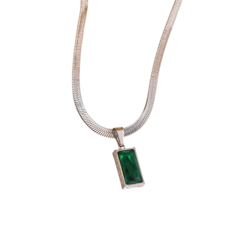 Aramat Jewels zilverkleurige platte slangenketting met een rechthoekige groene zirkonia hanger van RVS.