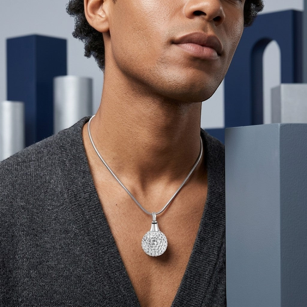 Aramat Jewels® zilverkleurige stalen bolvormige ashanger met schroefsluiting, gedragen door een man.