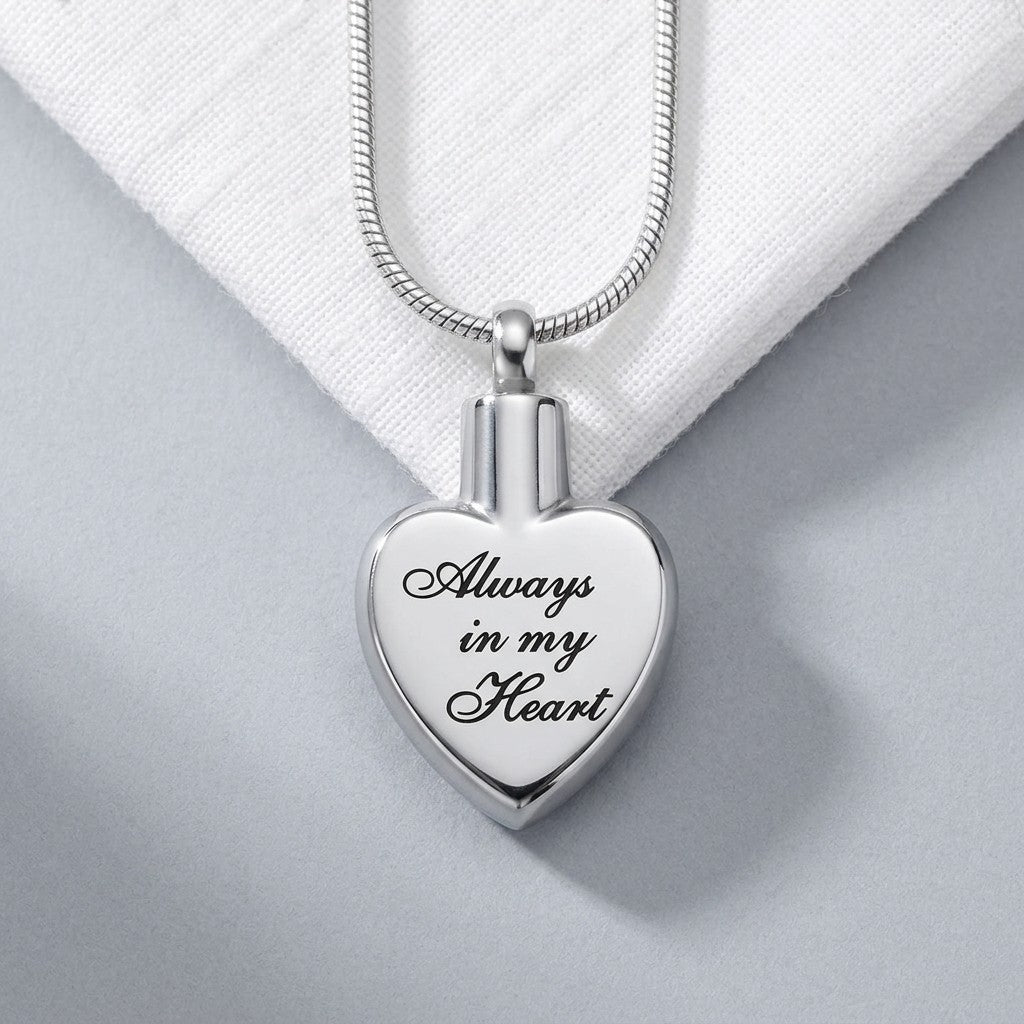 Aramat Jewels zilverkleurige stalen ashanger in hartvorm met de tekst "Always in my Heart".