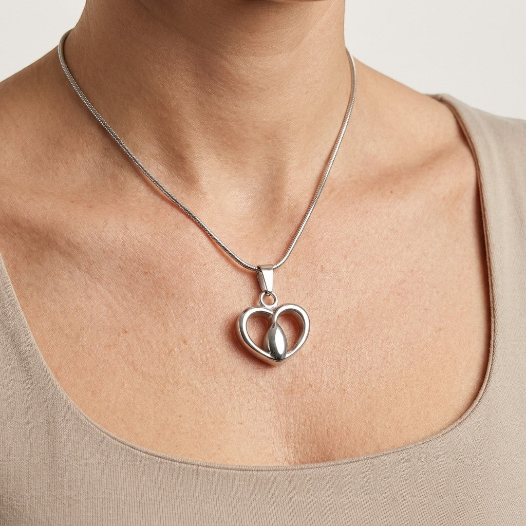 Aramat Jewels zilverkleurige stalen ashanger in hartvorm met een subtiel, tijdloos ontwerp, geschikt voor dames en heren.