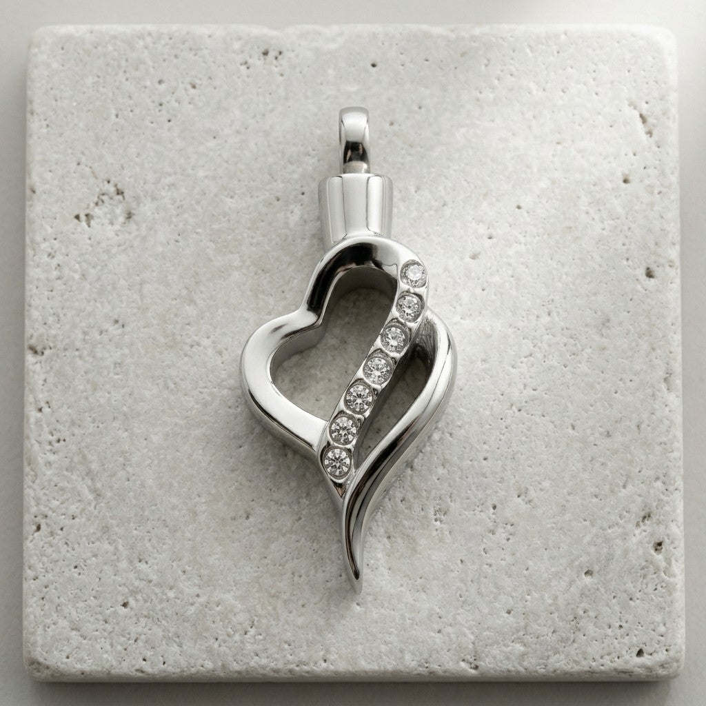 Aramat Jewels® zilverkleurige stalen ashanger in hartvorm met zirkonia, waterbestendig