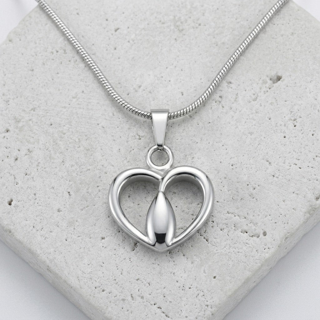 Aramat Jewels zilverkleurige stalen ashanger in hartvorm met een subtiel, tijdloos ontwerp.