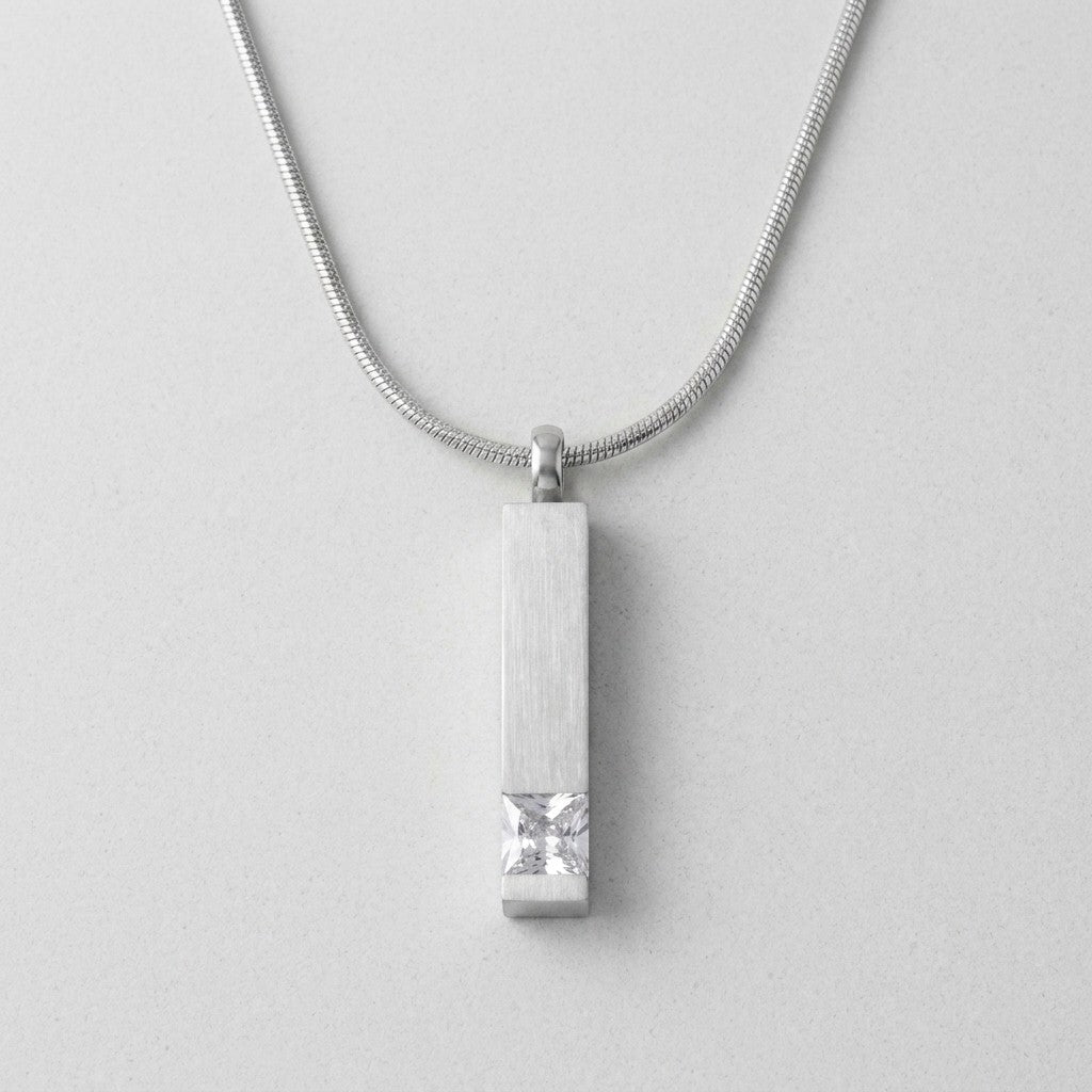 Aramat Jewels zilverkleurige stalen staaf ashanger met zirkonia steen, minimalistisch en elegant.