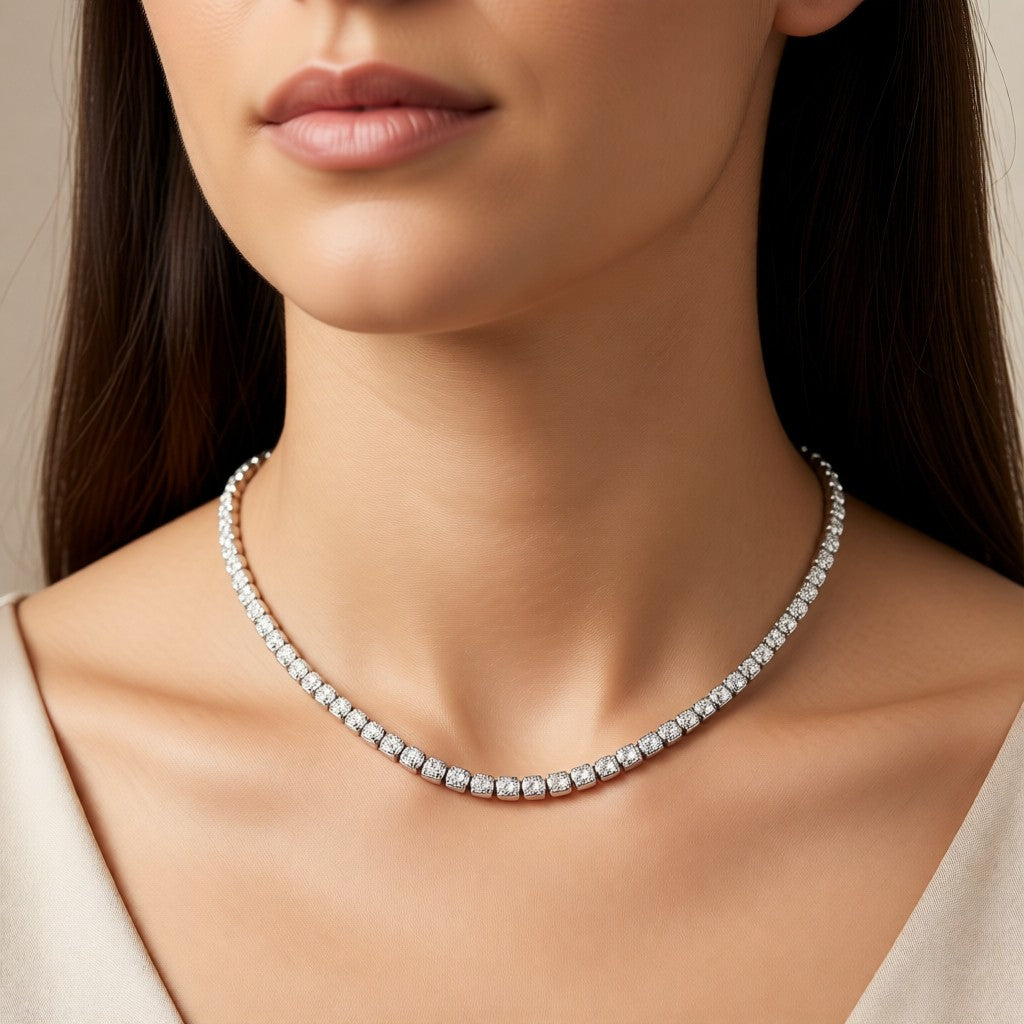 Aramat Jewels zilverkleurige stalen damesketting met 4mm zirkonia stenen, gedragen door een vrouw.