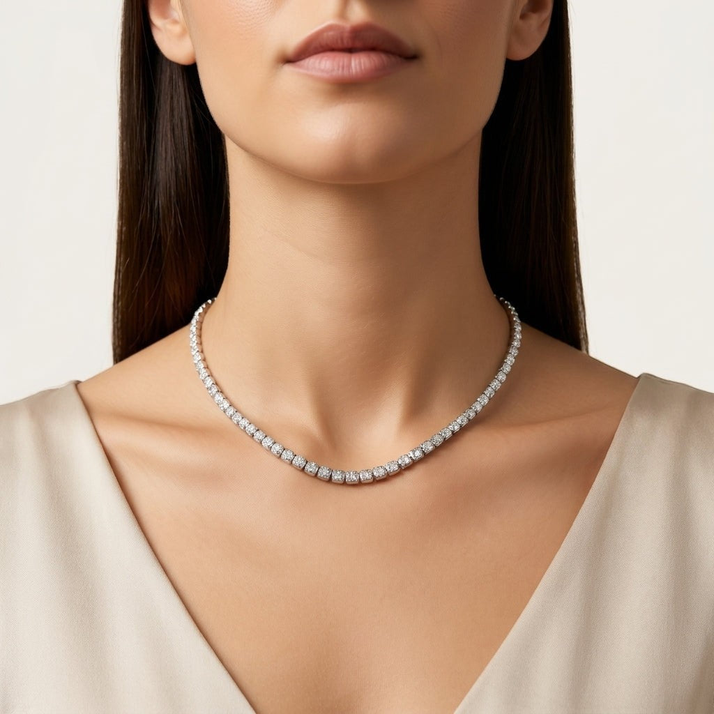 Aramat Jewels zilverkleurige stalen tennis ketting met fonkelende zirkonia stenen gedragen door een vrouw.