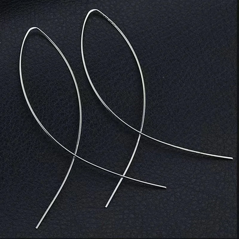 Aramat Jewels zilverkleurige doortrek oorbellen in een minimalistische geometrische visvorm van koper