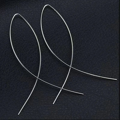 Aramat Jewels zilverkleurige doortrek oorbellen in een minimalistische geometrische visvorm van koper